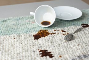 Kaffeeflecken am Teppich